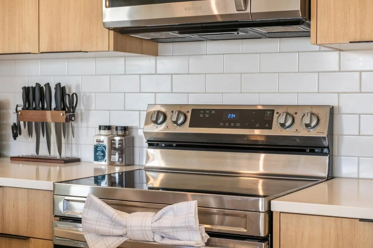 Large Open Concept Luxury Apartment With Ac, 70