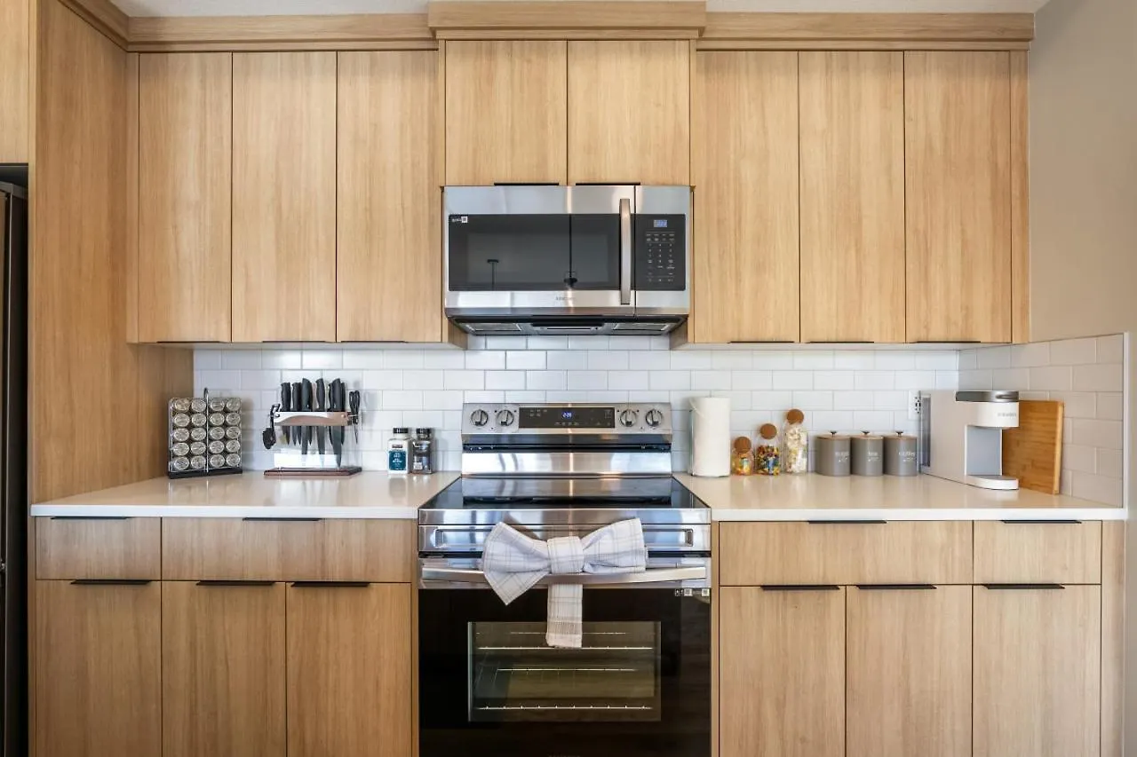 Large Open Concept Luxury Apartment With Ac, 70